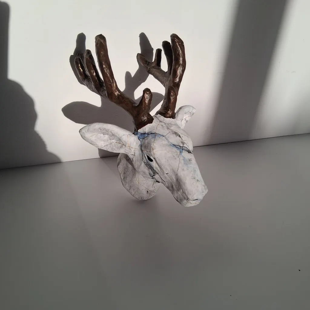 Cerf trophée — carton peint