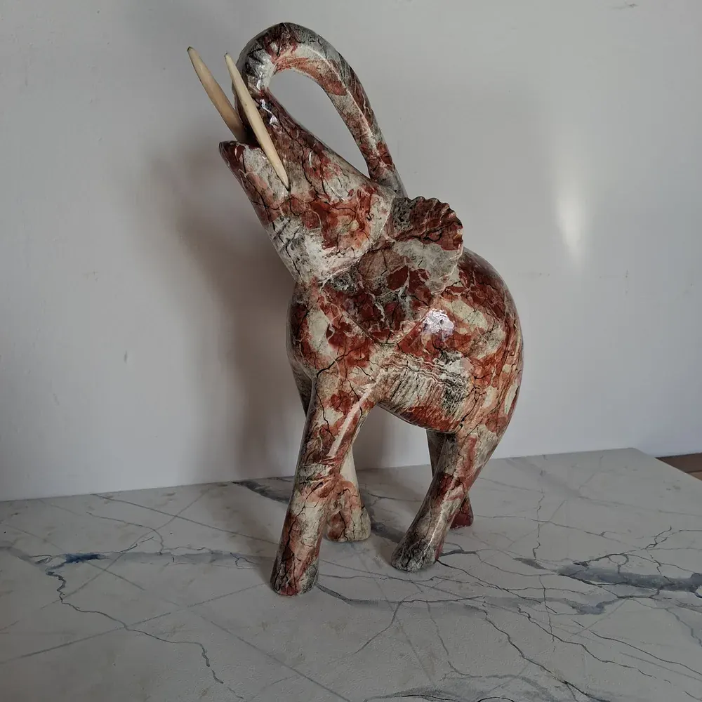 Éléphant en marbre brèche